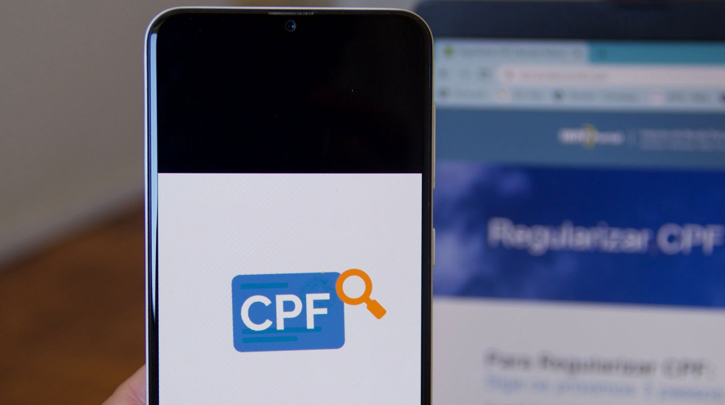Personne consultant le site MonCompteFormation sur tablette avec fiche formation imprimée et calculatrice, vue rapprochée sur l'écran affichant le solde CPF disponible
